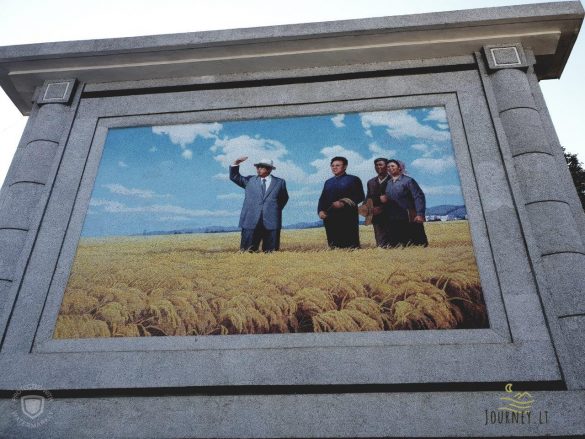 Kelionė į Šiaurės Korėją. Užmaskuoti traktoriai vežiojantys ginklus, raketos vaikų darželyje ir moliuskų receptas su benzinu