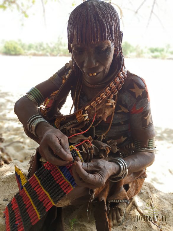 Kelionė į Etiopiją. Stebint genties šventę per kūną bėgo šiurpas: rykštėmis plakamos moterys, per jaučius šokinėjantys vyrai ir žudomi vaikai