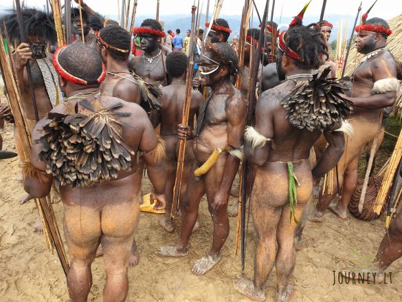 Ekspedicija į Papuą salą. Genčių festivalis, svaiginantys riešutai ir nuogalius oro uoste